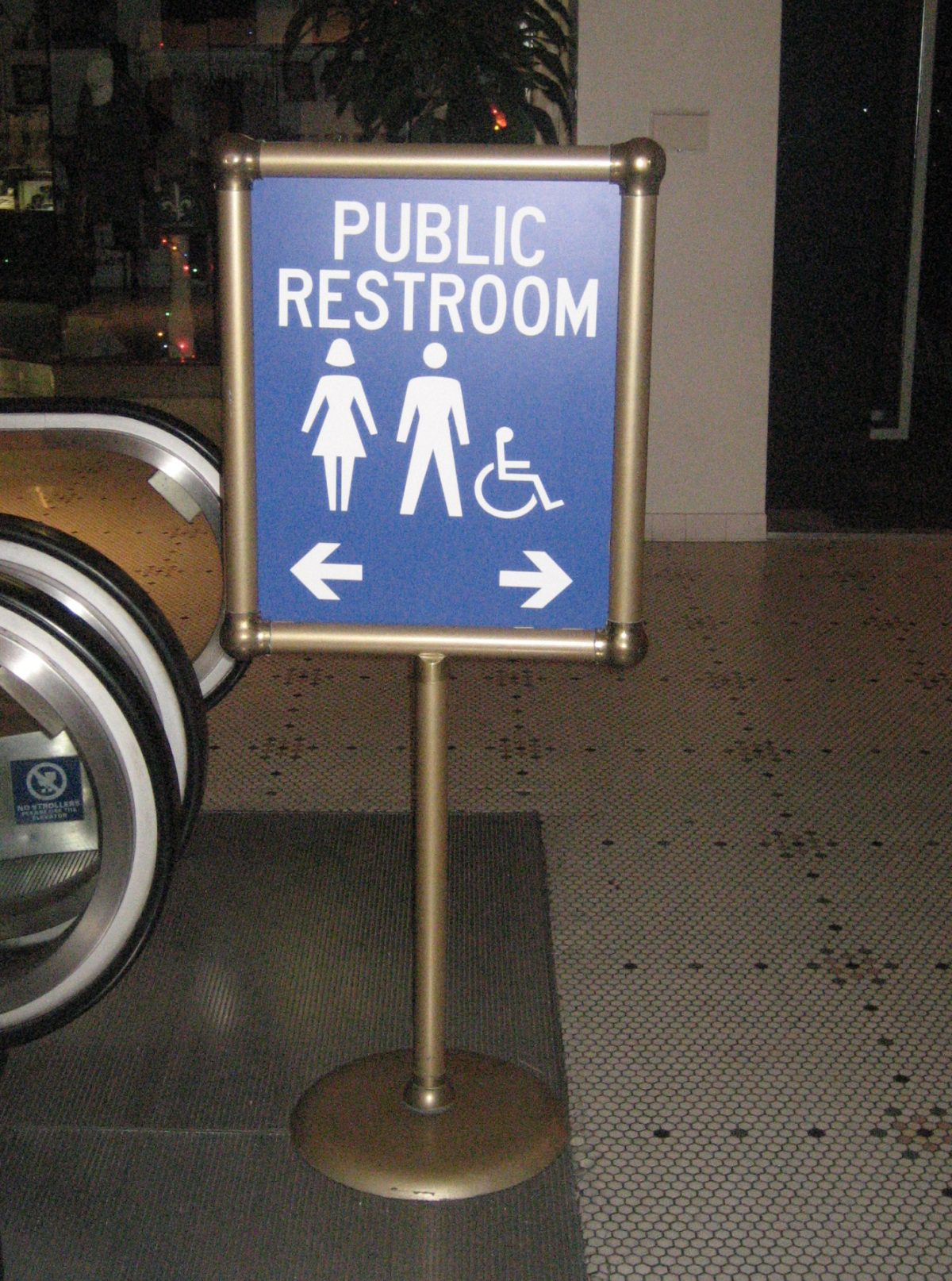 Sign with directions to the restroom pointing left and right